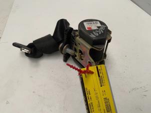 Begagnade Bakre säkerhetsbälte, vänster Mercedes A (W169) 2.0 A-180 CDI 16V 5-Drs. Pris € 17,50 Marginaltabell erbjuds av Autodemontage van der Iest