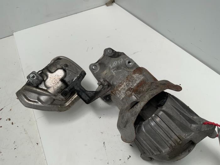 Used Engine mount Mercedes C (W204) 2.2 C-200 CDI 16V BlueEFFICIENCY Price € 15,00 Margin scheme offered by Autodemontage van der Iest