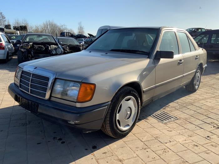 Używane Maska Mercedes E diesel (W124) 3.0 300 D Cena € 100,00 Procedura marży oferowane przez Autodemontage van der Iest