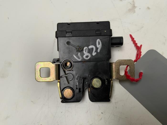 Tailgate lock mechanism from a MINI Mini One/Cooper (R50) 1.6 16V One 2001
