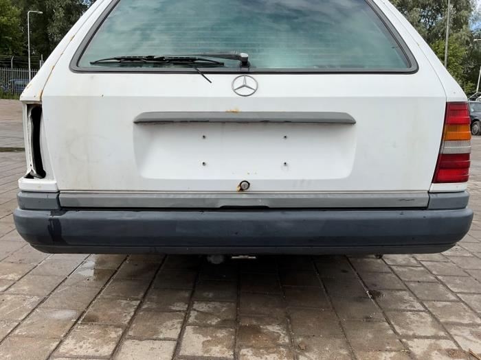 Zderzak tylny z Mercedes-Benz E Combi diesel (S124) 2.0 200 TD 1986