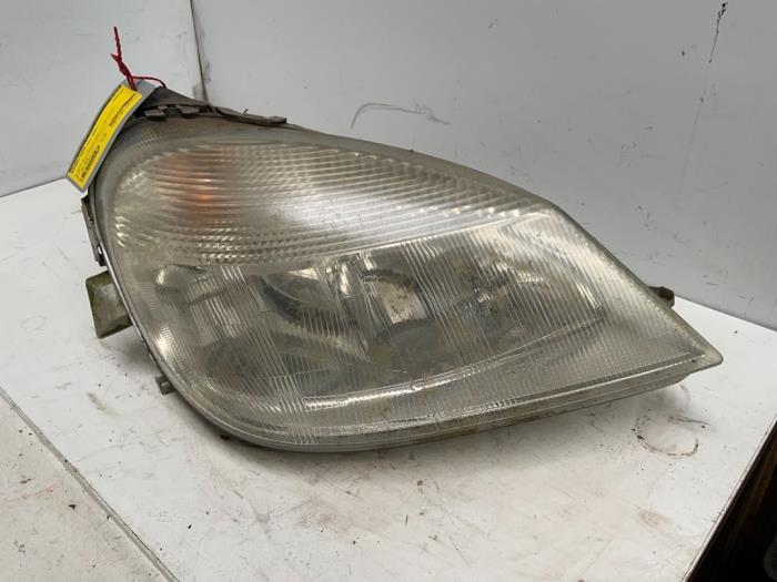 Używane Reflektor prawy Mercedes Vaneo (W414) 1.7 CDI 16V Cena € 30,00 Procedura marży oferowane przez Autodemontage van der Iest