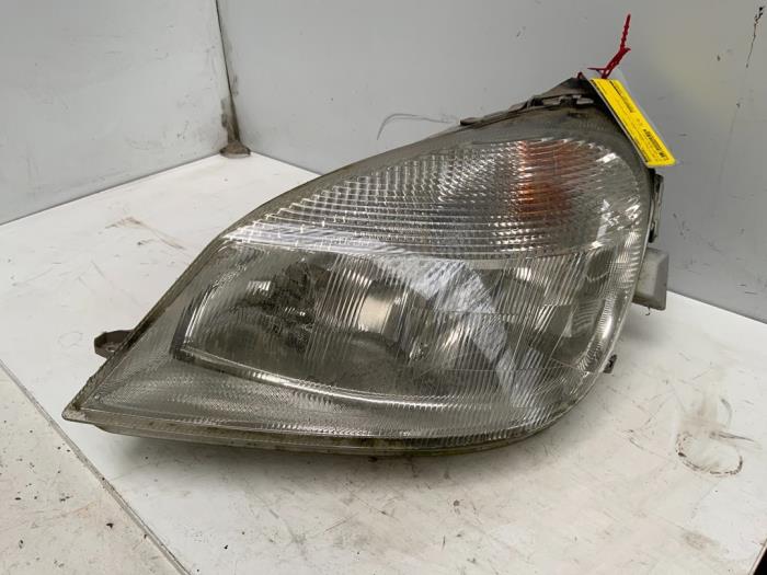 Używane Reflektor lewy Mercedes Vaneo (W414) 1.7 CDI 16V Cena € 40,00 Procedura marży oferowane przez Autodemontage van der Iest
