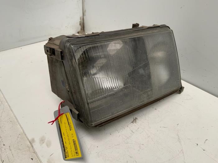 Headlight, right from a Mercedes-Benz E Combi diesel (S124) 2.5 250 TD 1990
