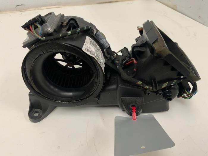Heating and ventilation fan motor from a Mercedes-Benz ML II (164/4JG) 3.0 ML-320 CDI 4-Matic V6 24V 2007