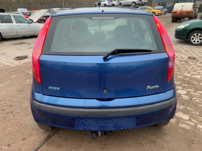 Begagnade Baklucka Fiat Punto II (188) 1.2 60 S Pris € 30,00 Marginaltabell erbjuds av Autodemontage van der Iest