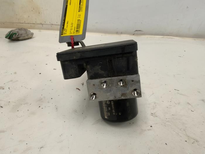 Usagé Pompe ABS Volkswagen Polo IV (9N1/2/3) 1.4 16V Prix € 25,00 Règlement à la marge proposé par Autodemontage van der Iest
