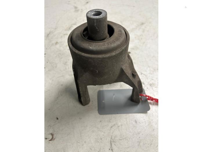Used Engine mount Volkswagen Transporter T6 2.0 TDI DRF Price € 30,00 Margin scheme offered by Autodemontage van der Iest