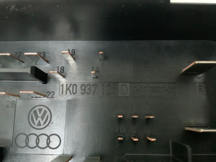 Fuse box from a Audi A3 Sportback (8PA) 2.0 TDI 16V 2010
