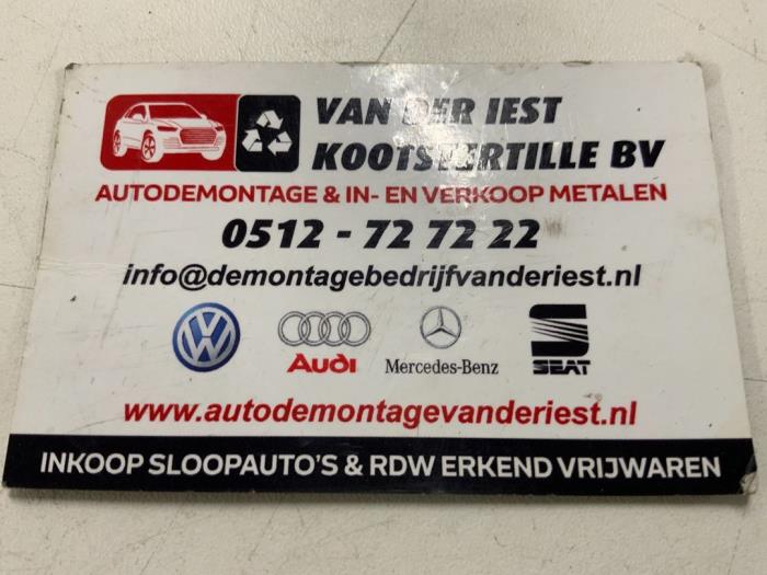 Radioblende van een Volkswagen Golf VII (AUA) 1.6 TDI BlueMotion 16V 2014