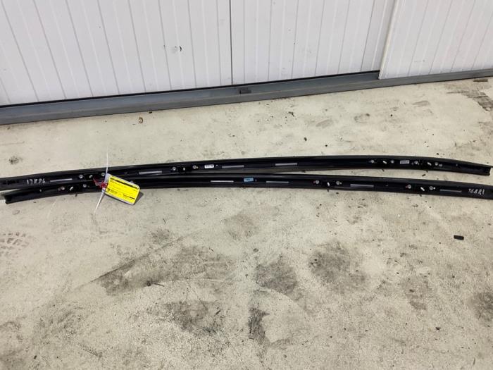 Roof rail kit from a Mercedes-Benz GLA (156.9) 1.6 200 16V 2014