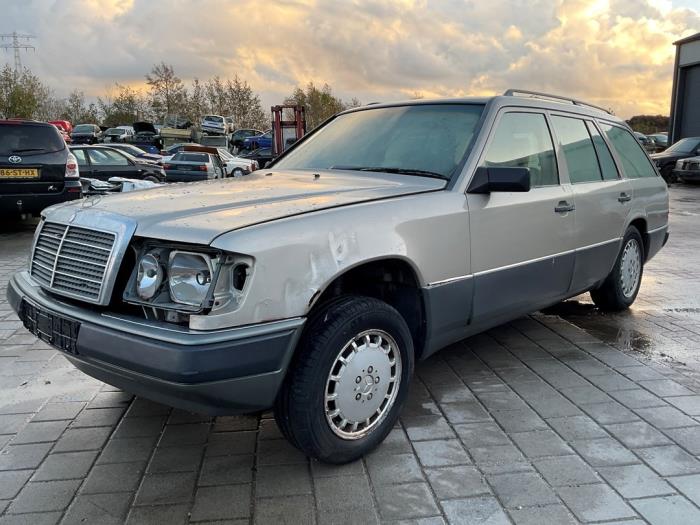 Używane Maska Mercedes E Combi diesel (S124) 2.5 250 TD Cena na żądanie oferowane przez Autodemontage van der Iest