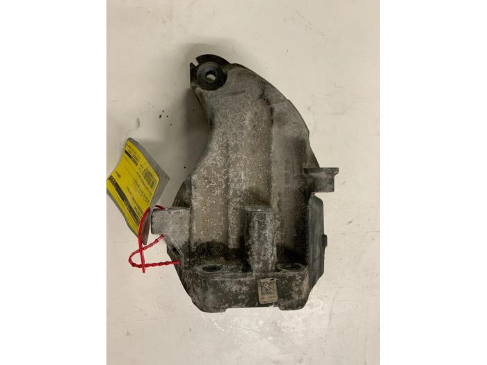 Used Engine mount Mercedes E Estate (S212) E-200 CDI 16V BlueEfficiency,BlueTEC Price € 19,99 Margin scheme offered by Autodemontage van der Iest
