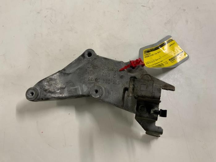 Used Engine mount Mercedes E Estate (S212) E-200 CDI 16V BlueEfficiency,BlueTEC Price € 14,99 Margin scheme offered by Autodemontage van der Iest