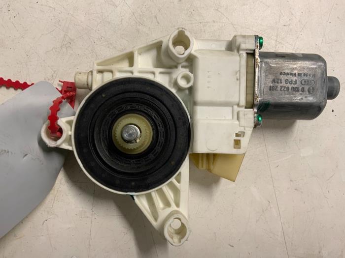 Usados Motor de ventanilla de puerta Mercedes ML II (164/4JG) 3.0 ML-280 CDI 4-Matic V6 24V Precio € 12,00 Norma de margen ofrecido por Autodemontage van der Iest