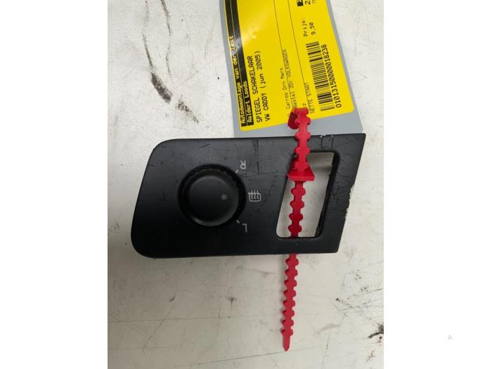 Używane Przelacznik lusterka Volkswagen Caddy III (2KA,2KH,2CA,2CH) 2.0 SDI Cena € 9,50 Procedura marży oferowane przez Autodemontage van der Iest