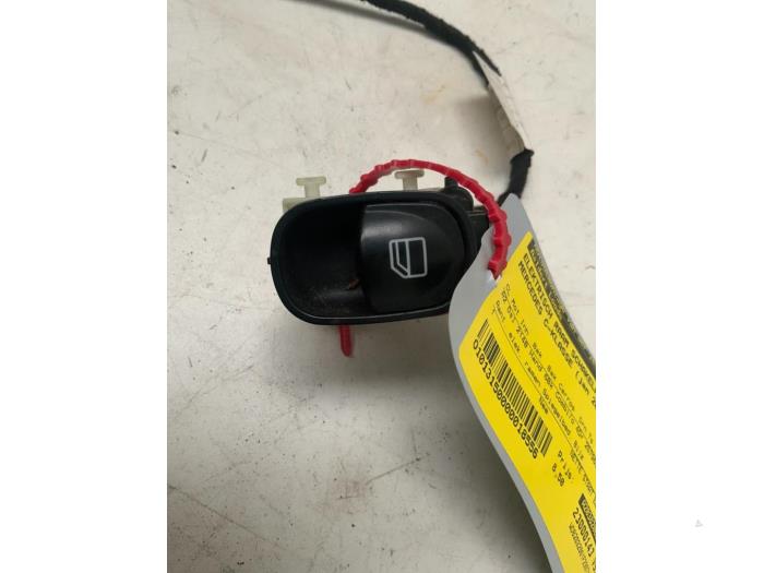 Usados Interruptor de ventanilla eléctrica Mercedes C Combi (S203) 2.2 C-200 CDI 16V Precio € 8,50 Norma de margen ofrecido por Autodemontage van der Iest