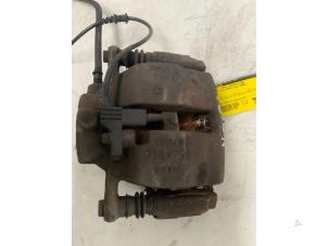 Begagnade Främre bromsok, höger Mercedes B (W245) 2.0 B-200 16V Turbo Pris € 12,50 Marginaltabell erbjuds av Autodemontage van der Iest