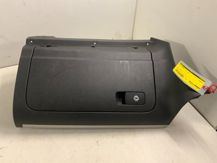 Begagnade Handskfack Volkswagen Scirocco (137/13AD) 1.4 TSI 160 16V Pris € 29,99 Marginaltabell erbjuds av Autodemontage van der Iest
