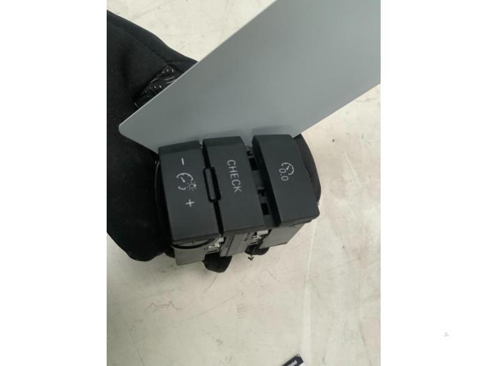 Używane Przelacznik Audi A6 Quattro (C6) 3.0 TDI V6 24V Cena € 8,00 Procedura marży oferowane przez Autodemontage van der Iest