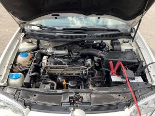 Motor van een Volkswagen Golf IV Variant (1J5) 1.9 TDI 100 2004
