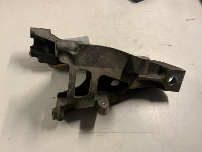 Used Engine mount Volkswagen Transporter T5 2.5 TDi PF Price € 375,00 Margin scheme offered by Autodemontage van der Iest