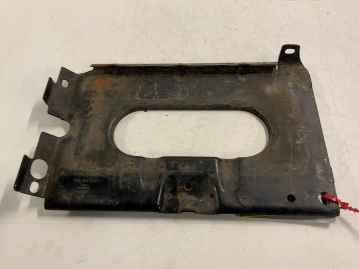 Begagnade Batterilåda Volkswagen Transporter T5 2.5 TDi PF Pris € 18,50 Marginaltabell erbjuds av Autodemontage van der Iest