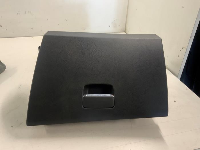Begagnade Handskfack Volkswagen Golf VII (AUA) 1.4 TSI 16V Pris € 30,00 Marginaltabell erbjuds av Autodemontage van der Iest