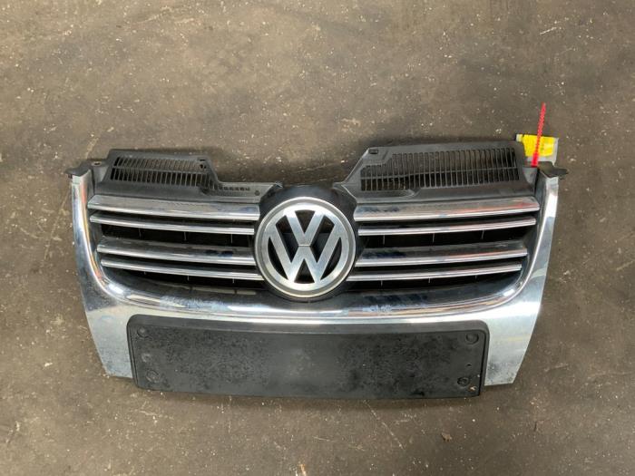 Używane Grill Volkswagen Jetta III (1K2) 1.6 FSI 16V Cena € 25,00 Procedura marży oferowane przez Autodemontage van der Iest
