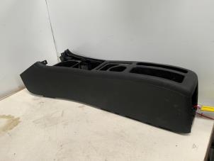 Begagnade Mittkonsol Mercedes A (W169) 1.5 A-160 Pris € 37,50 Marginaltabell erbjuds av Autodemontage van der Iest