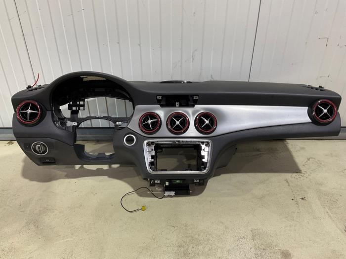 Begagnade Instrumentbräda Mercedes GLA (156.9) 1.6 180 16V Pris € 349,99 Marginaltabell erbjuds av Autodemontage van der Iest
