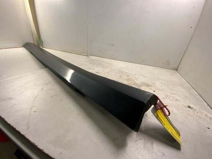 Car sill