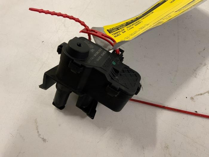 Fuel tank cap lock motor