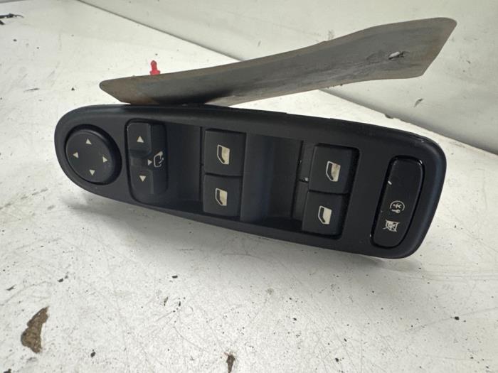 Usados Interruptor combinado de ventanillas Citroen C4 Picasso (UD/UE/UF) 1.6 16V VTi 120 Precio € 22,50 Norma de margen ofrecido por Autodemontage van der Iest