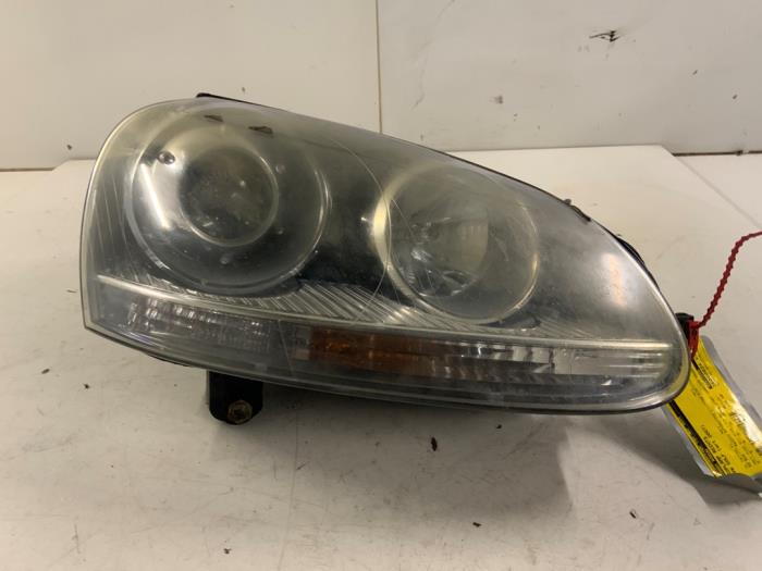 Używane Reflektor prawy Volkswagen Golf V (1K1) 2.0 GTI 16V FSI Turbo Cena € 135,00 Procedura marży oferowane przez Autodemontage van der Iest