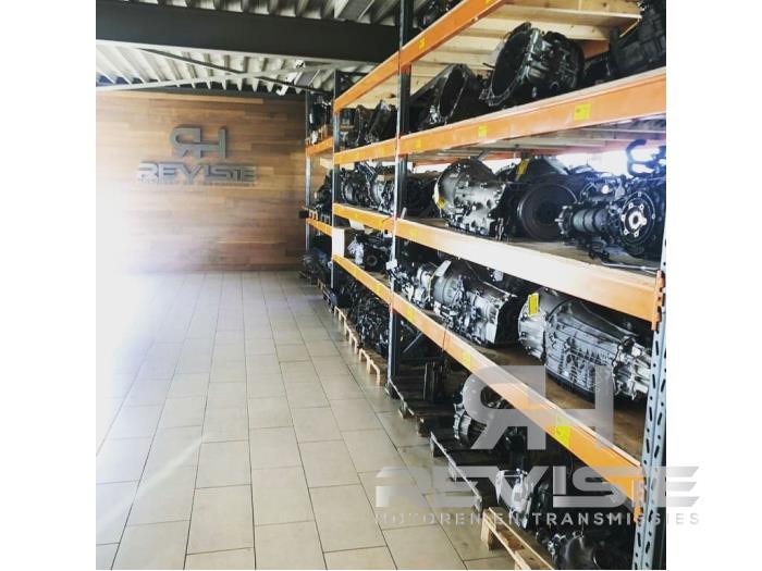 Startmotor från en Land Rover Range Rover V (LK) 3.0 D300 MHEV 2021