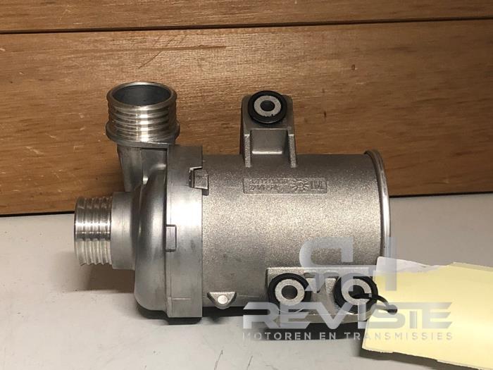 Water pump from a BMW X5 (F15) xDrive 40e PHEV 2.0