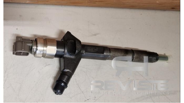 Injector (diesel) from a Nissan X-Trail (T30) 2.2 dCi 16V 4x2 2010