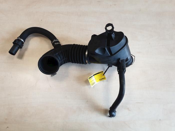 Air intake hose from a BMW 1 serie (F20) 116d 1.5 12V TwinPower 2018