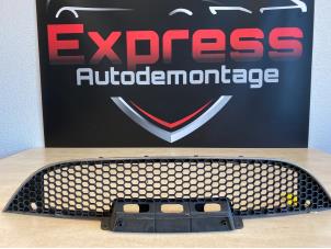 Used Bumper grille Seat Leon (1P1) 1.4 TSI 16V Price € 20,00 Margin scheme offered by Express Autodemontage