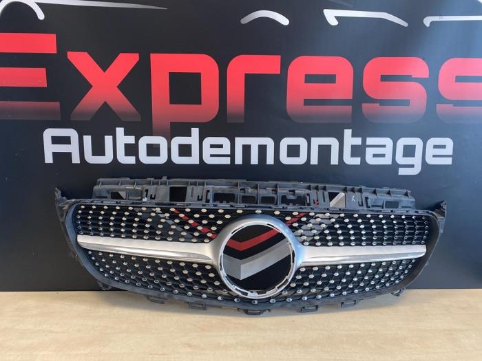Begagnade Grill Mercedes E-Klasse Pris € 150,00 Marginaltabell erbjuds av Express Autodemontage