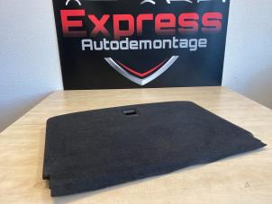 Używane Plyta podlogowa bagaznika Audi A1 Sportback (8XA/8XF) 1.6 TDI 16V Cena € 60,00 Procedura marży oferowane przez Express Autodemontage
