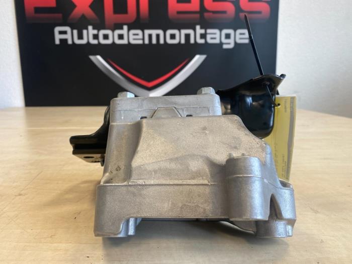 Engine mount from a Volkswagen Golf VII (AUA) 2.0 TDI 150 16V 2019
