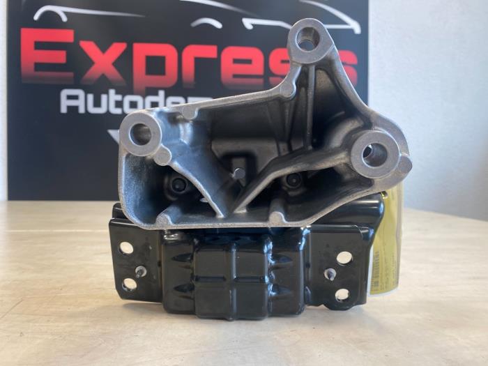 Engine mount from a Volkswagen Golf VII (AUA) 2.0 TDI 150 16V 2019
