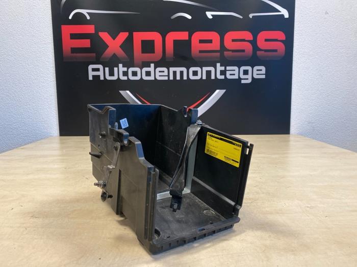 Begagnade Batterilåda Ford Focus 3 Wagon 1.5 TDCi Pris € 9,00 Marginaltabell erbjuds av Express Autodemontage