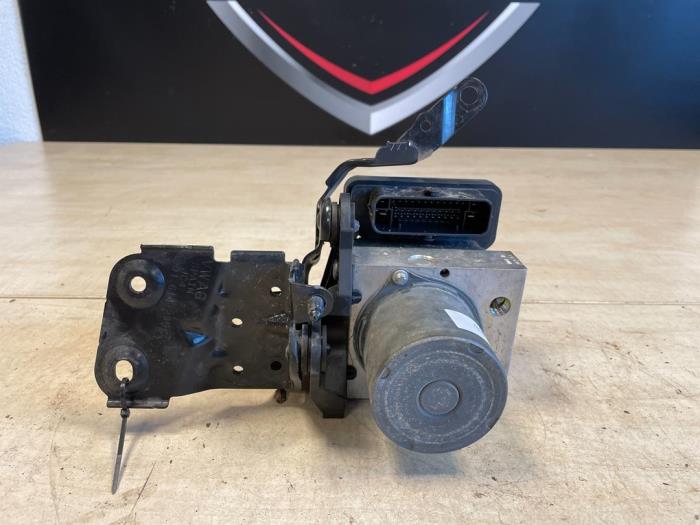 ABS-pump från en Volkswagen Polo VI (AW1) 1.0 12V BlueMotion Technology 2019