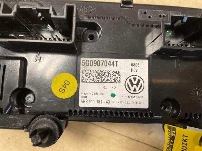 Climatronic panel from a Volkswagen Golf VII Variant (AUVV) 2.0 TDI 150 16V 2018