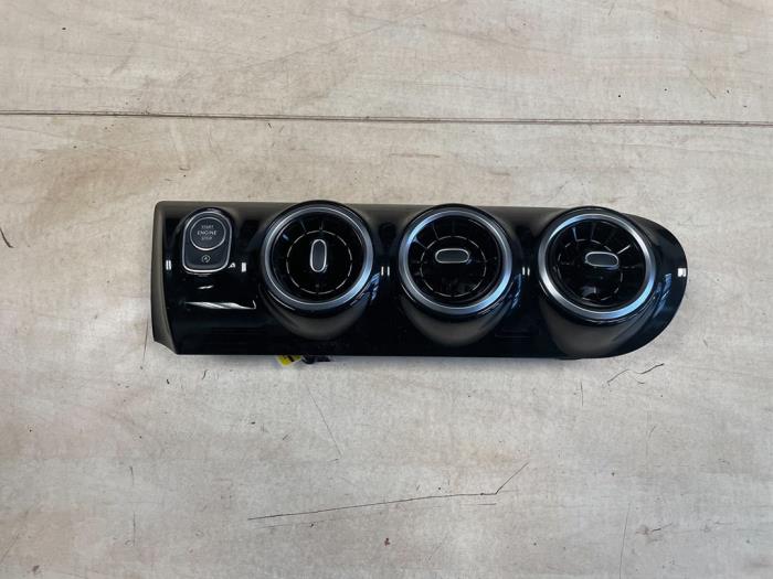 Kratka wentylacyjna deski rozdzielczej z Mercedes-Benz A (177.0) 1.3 A-180 Turbo 16V 2019