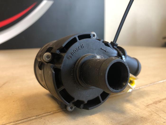 Additional water pump from a Volkswagen Golf VII (AUA) 1.6 TDI BlueMotion 16V 2016