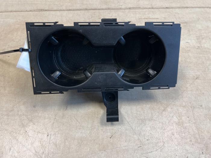 Cup holder from a Volkswagen Golf VII (AUA) 1.4 TSI BlueMotion Technology 125 16V 2017